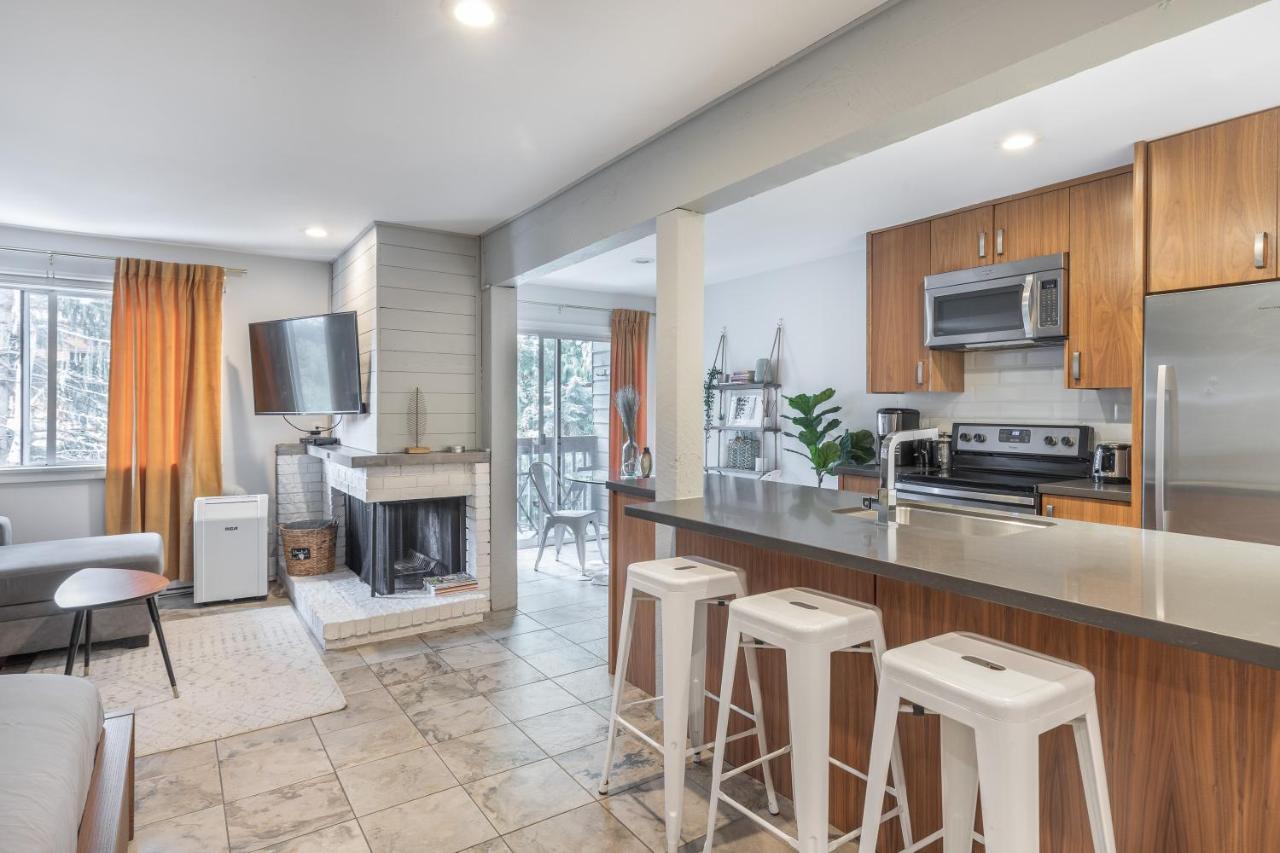 Updated Whistler Creek Studio With Parking Вістлер Екстер'єр фото