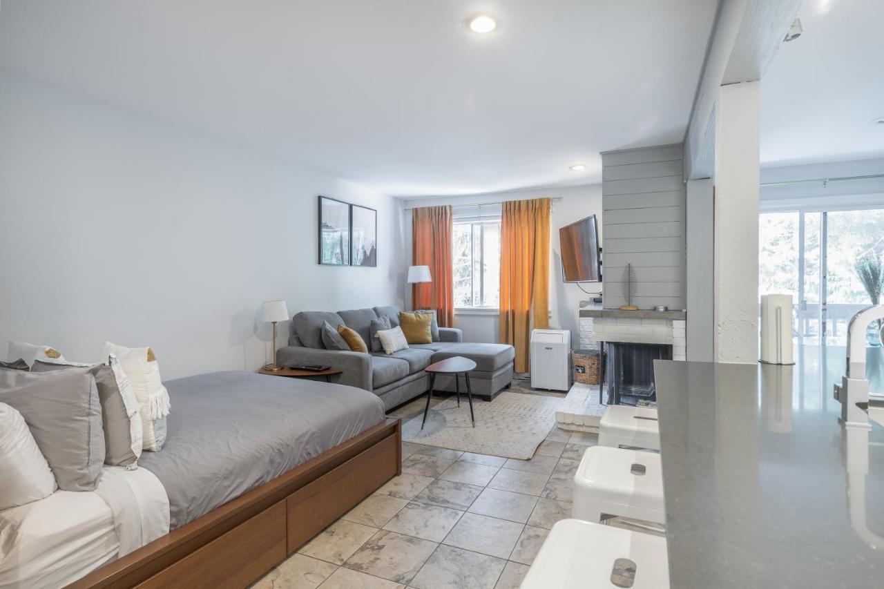 Updated Whistler Creek Studio With Parking Вістлер Екстер'єр фото